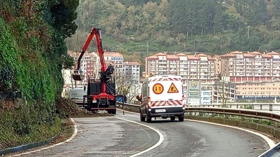 El desprendimiento de tierra obligó a cortar el vial la semana pasada.