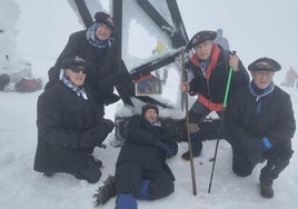 El grupo de montañeros lleva 55 años realizando este gesto cada año.