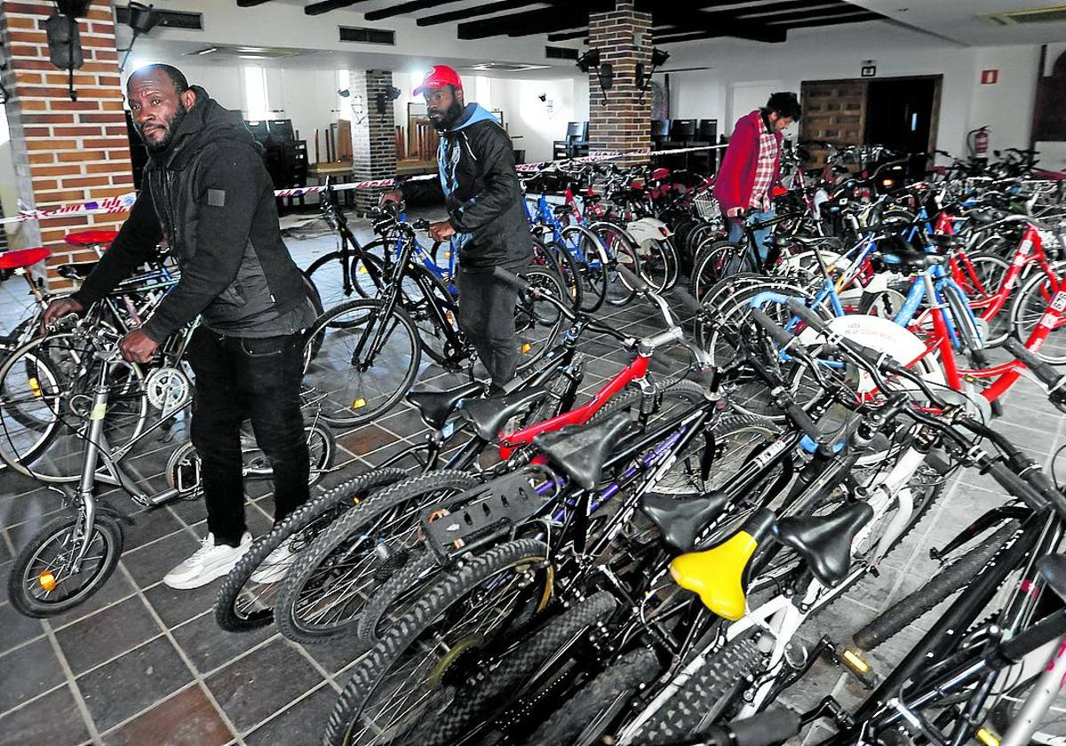 Algunas de las bicicletas almacenadas en Nogaro antes de ser cargadas en el camión.