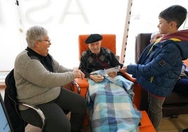 Un estudiante entrega una carta a uno de los usuarios de la residencia Astrabudua.