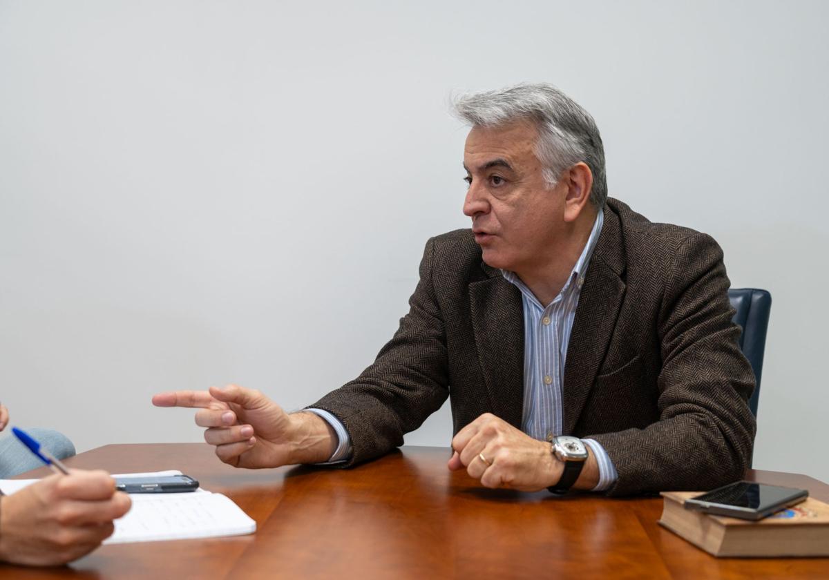 De Andrés atiende la entrevista en las instalaciones del grupo del PP en el Parlamento vasco.