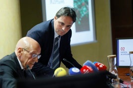 En primer plano Gregorio Rojo, presidente de las cámaras de comercio vascas y de la de Álava, junto al director de la institución, Santiago Barrueco.