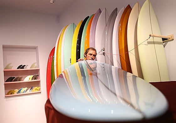 El surfista Kepa Acero abre tienda en Bilbao: mucha moda surfera y sus consejos para elegir la mejor tabla.