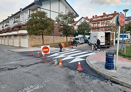Los operarios pintan el paso de cebra correspondiente que se ubica en el barrio de Tabira