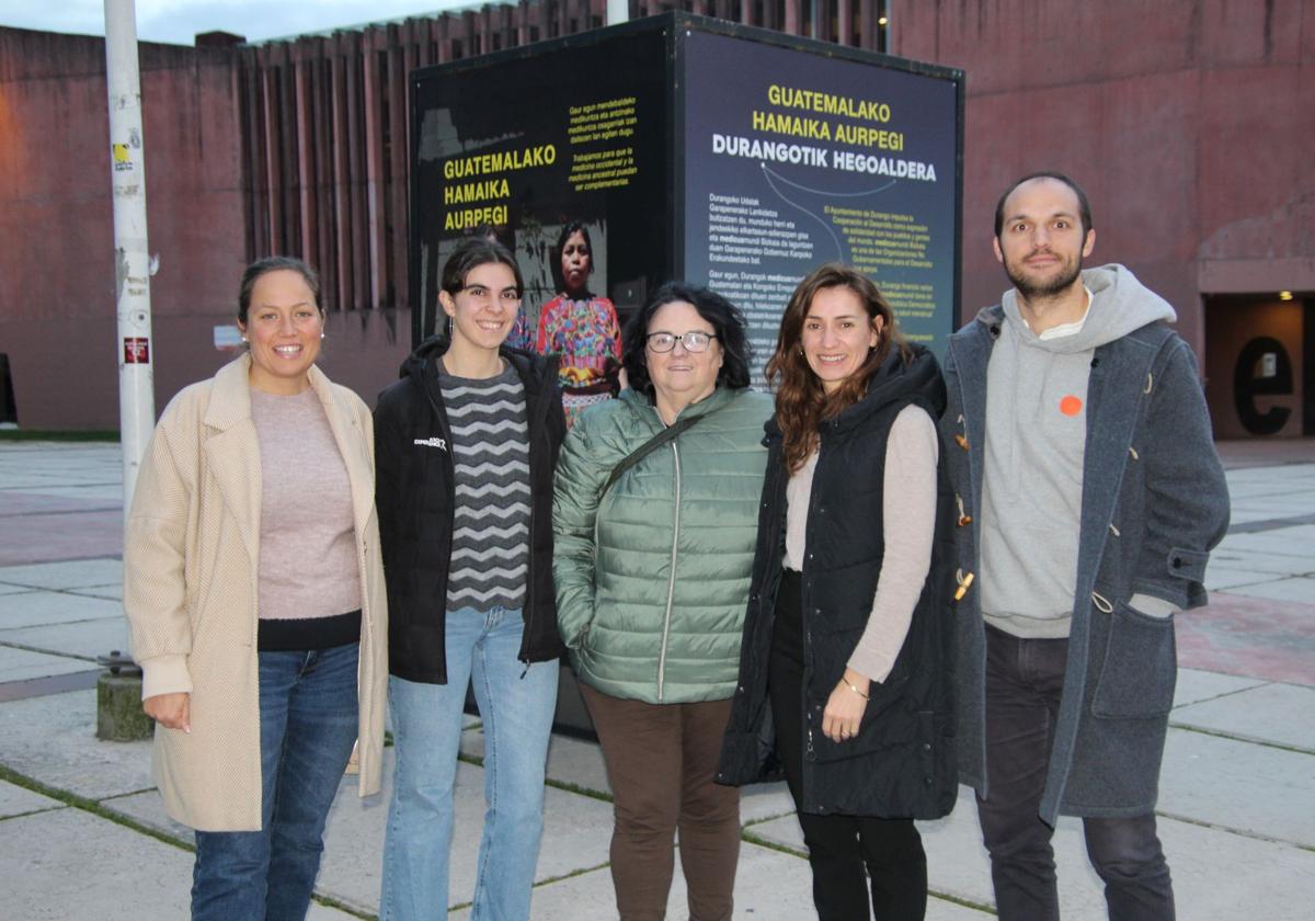 Miembros del Ayuntamiento junto con la asociación de cooperación, en la presentación de la muestra.