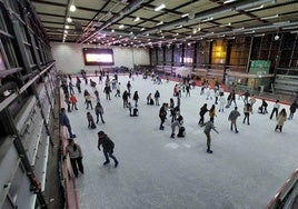 La pista de hielo estará repleta de muchos usuarios.