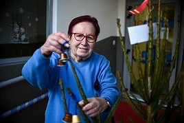 Maite Talón, bilbaína de 84 años, en el centro de día Te Mimo, en Deusto.