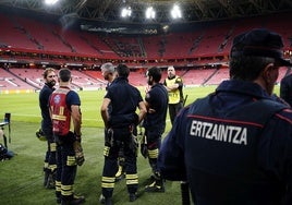 Los cuerpos de seguridad, presentes en San Mamés antes del encuentro ante el AZ.