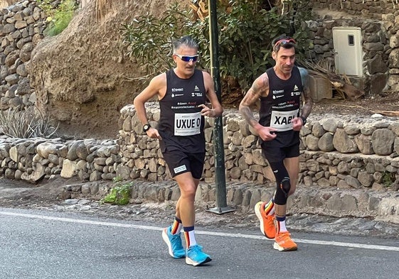 Javi Conde y Jon Salvador durante el reto en Canarias.