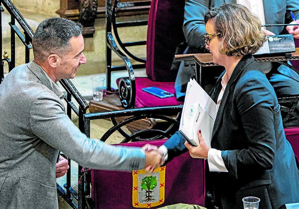 El portavoz de Bildu y la diputada general se saludan durante un pleno de las Juntas.