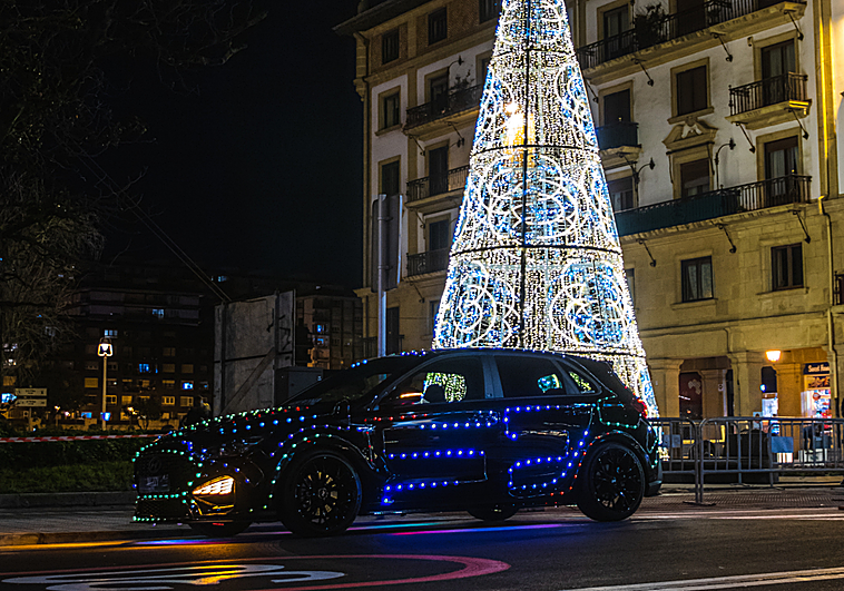 El vizcaíno que puede presumir de tener el coche más navideño de Euskadi