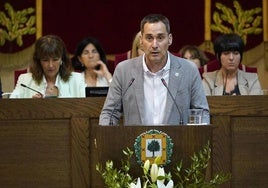 El líder de EH Bildu en las Juntas de Bizkaia, Iker Casanova, durante un pleno en Gernika.