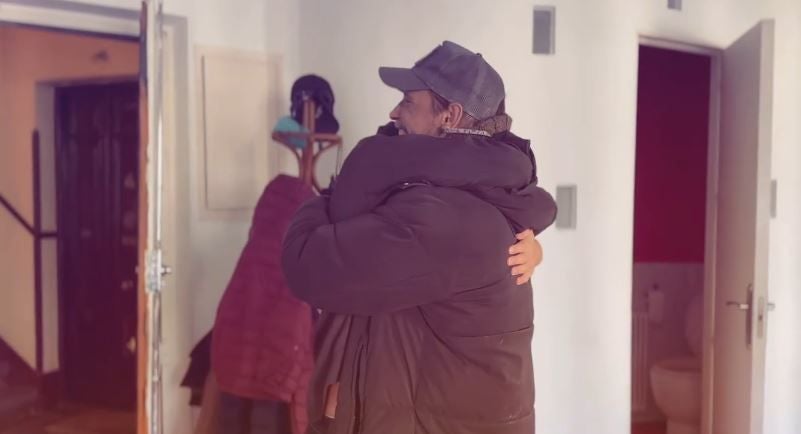 El emotivo reencuentro de Sergio Peris-Mencheta con Juan Diego Botto en su regreso a España tras su trasplante de médula