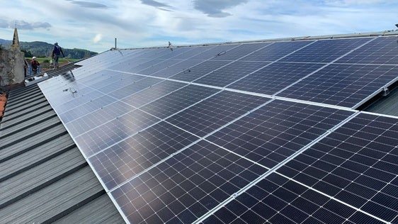 Las placas solares ya están colocadas en la cubierta del frontón de Mendexa.