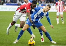 Joan Jordán protege el balón en el partido contra el Athletic.