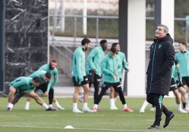 Ernesto Valverde sonríe durante un entrenamiento en Lezama.