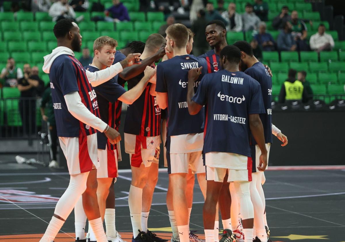 Los jugadores del Baskonia, antes de disputar el partido contra el Panathinaikos.