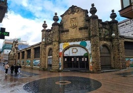 Imagen del edificio de la plaza del mercado ubicada en el casco viejo durangarra.