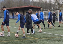 Natxo González, pensativo durante el entrenamiento de este viernes.