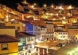 Las casas de Cudillero se arraciman en la ladera del monte formando una estampa de postal.