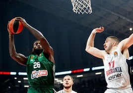 Mathias Lessort es defendido por Nikos Rogkavopoulos.