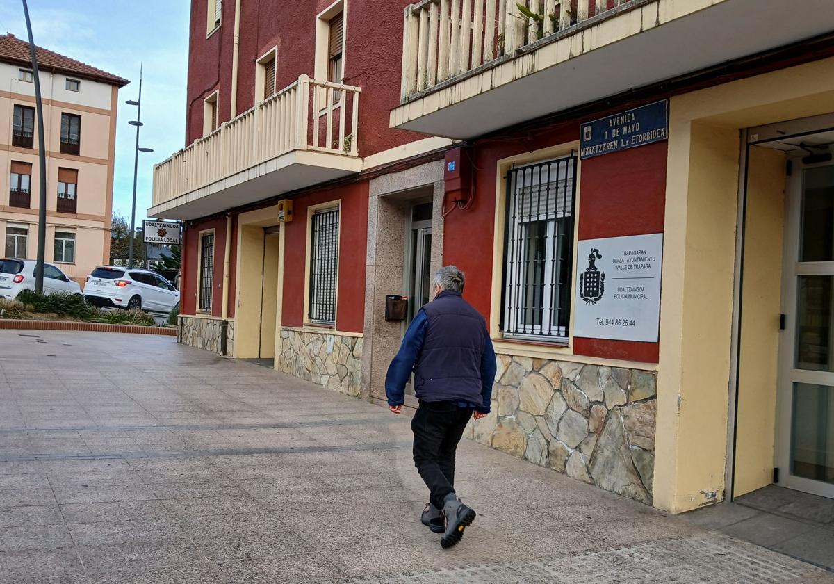 Un vecino pasa por delante de la comisaría de la Policía Local de Trapagaran.
