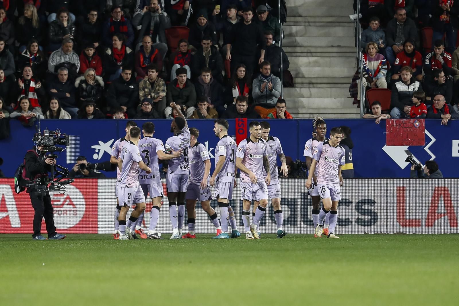 El Sadar canta al Athletic: «Que no son de Lezama, que son de Tajonar»