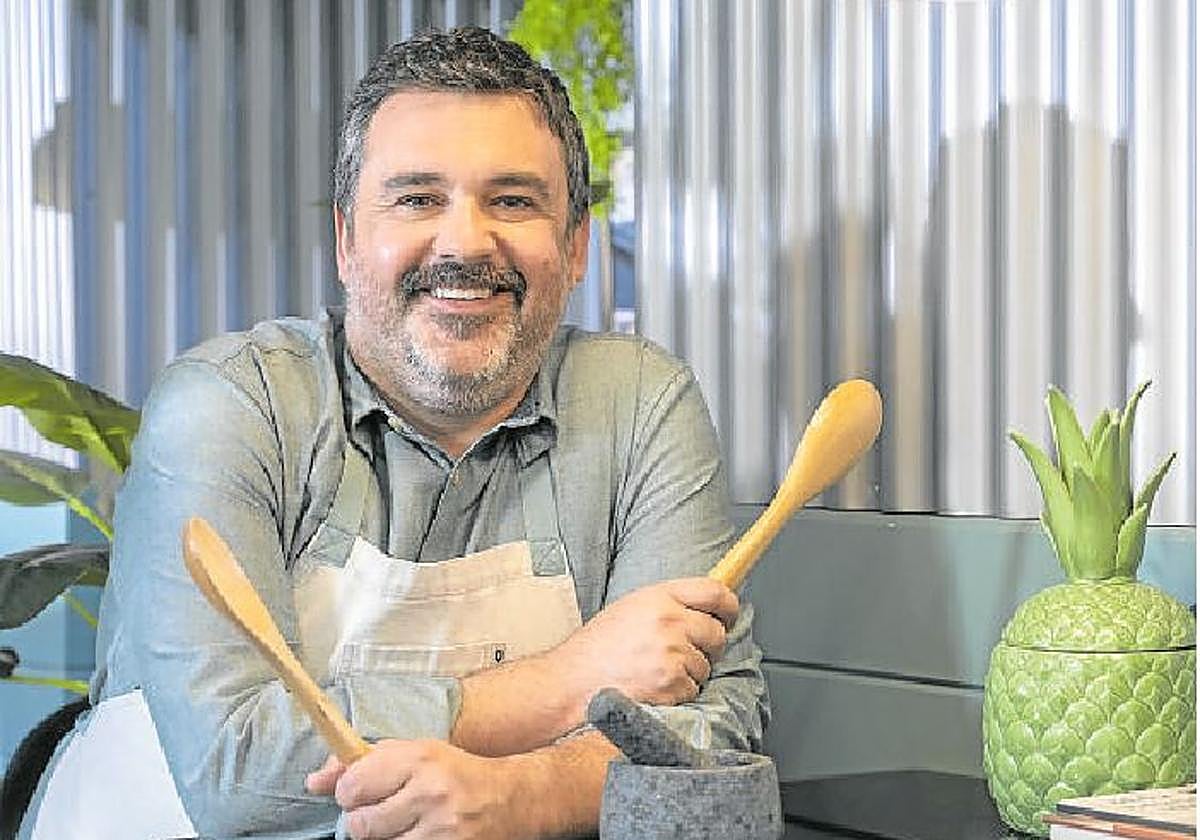 Ander González conduce el programa de cocina junto a la nutricionista Gabriela Uriarte.