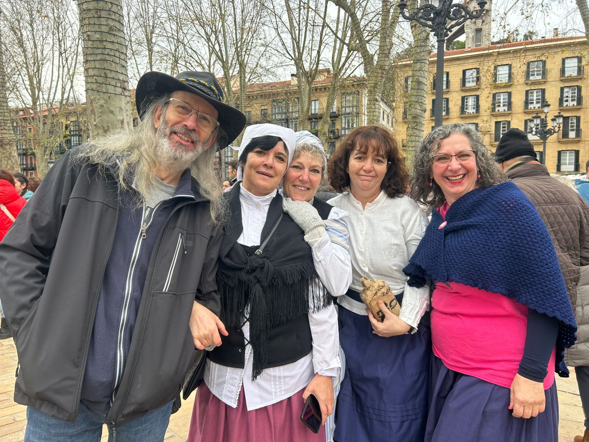 Iñaki Rodríguez, María José Goienetxe, Violeta Santisteban, Natalia Betanzos y Txedes Valparis son amigas de toda la vida de la EGB. «Nos conocemos desde siempre. Nos juntamos siempre para salir de fiesta. Hemos venido a primera hora y ya hemos comido talo y hemos bebido sidra. ¡Hemos hecho todo ya! Nos encanta el ambiente de Santo Tomás».