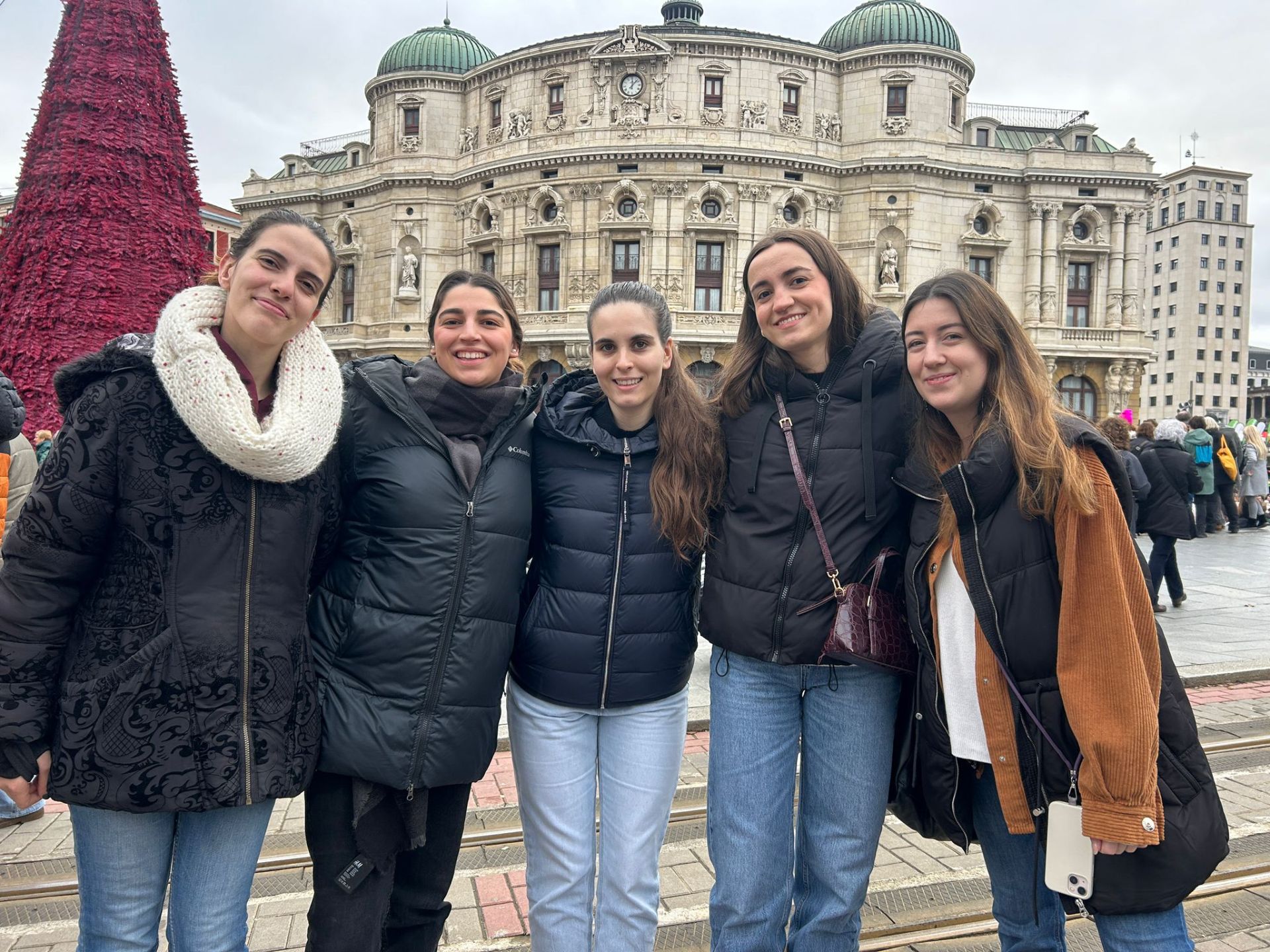 Covadonga Suárez, Julia Sandín, Beatriz Sangrador, Alba Muga y Cristina Gutiérrez vienen de Asturias, Palencia, Haro y Burgos. «Nos conocimos en la residencia cuando estudiábamos aquí y ahora hemos venido de visita y ha coincidido con el día de Santo Tomás. Nos gusta mucho el ambiente y el talo con chorizo. Cualquier hora es buena para comerlo».