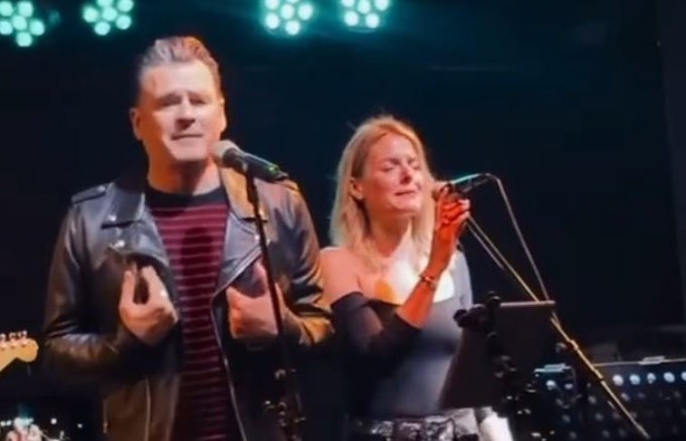 Iñaki López y Andrea Ropero lo dan todo cantando Sabina en un concierto en Madrid