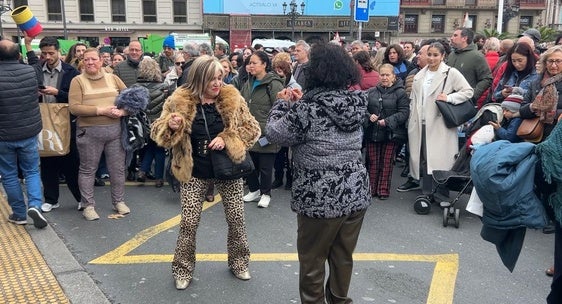 Varias señoras bailan junto al Teatro Arriaga al ritmo de música caribeña.