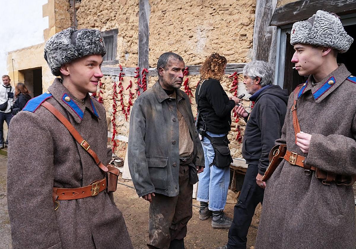 Los figurantes de 'La tregua' cerca de la entrada a Mina Lucía.