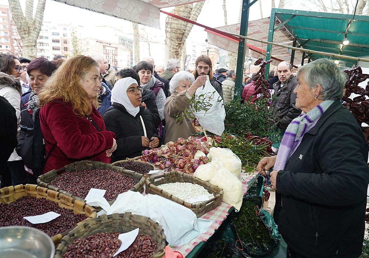 Una baserritarra comercializa sus productos en la feria, esta mañana