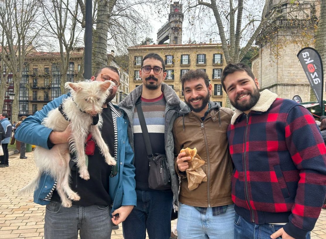 Una cuadrilla de amigos con su perro, Telmo.