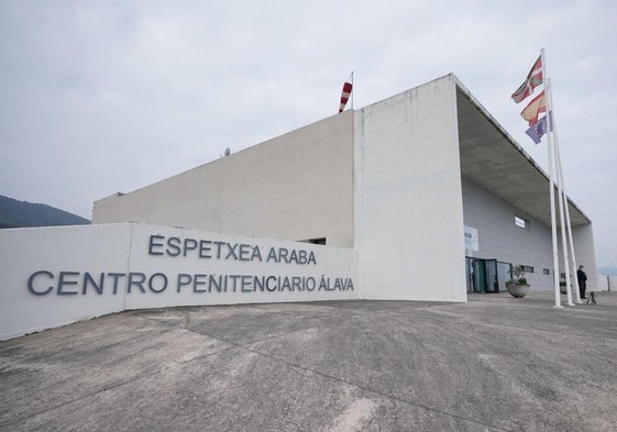 Acceso principal al centro penitenciario de Álava, más conocido como Zaballa.