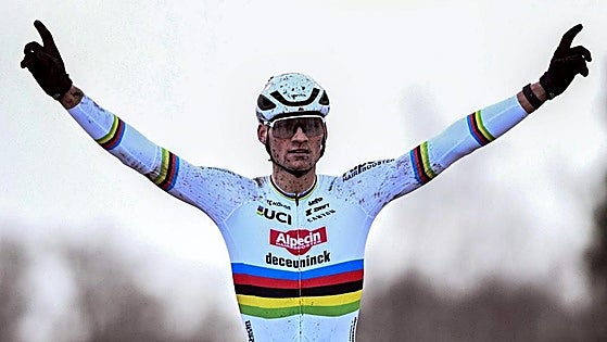 Exhibición de Mathieu van der Poel en su debut esta temporada
