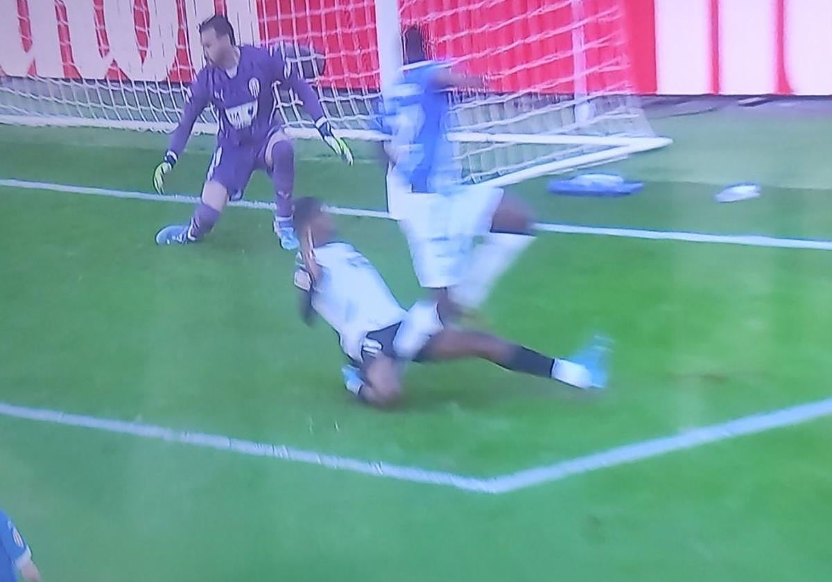 La dura entrada sobre Diarra en el penalti del Alavés