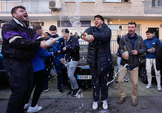 Jugadoras y familiares del club de baloncesto madrileño Distrito Olímpico celebran el Gordo.