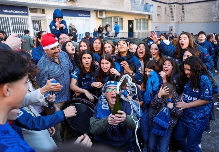 Jugadoras y familiares del club de baloncesto madrileño Distrito Olímpico celebran el Gordo.