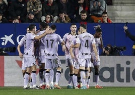 Los jugadores del Athletic celebran el primero de sus goles en Pamplona.