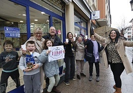 Begoña Musatadi, propietaria de la administración de Gernika, disfruta con algunos de los agraciados.
