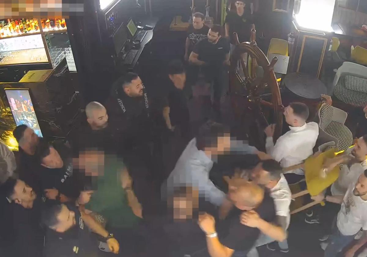 Imagen de una pelea en un bar.