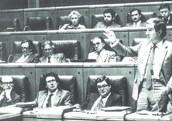 Carlos Garaikoetxea, en un pleno del Parlamento vasco en los años ochenta, con Mario Fernández sentado a su derecha.