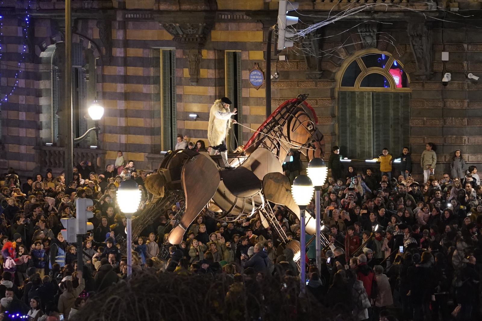 Olentzero y Mari Domingi ya desfilan por Bilbao