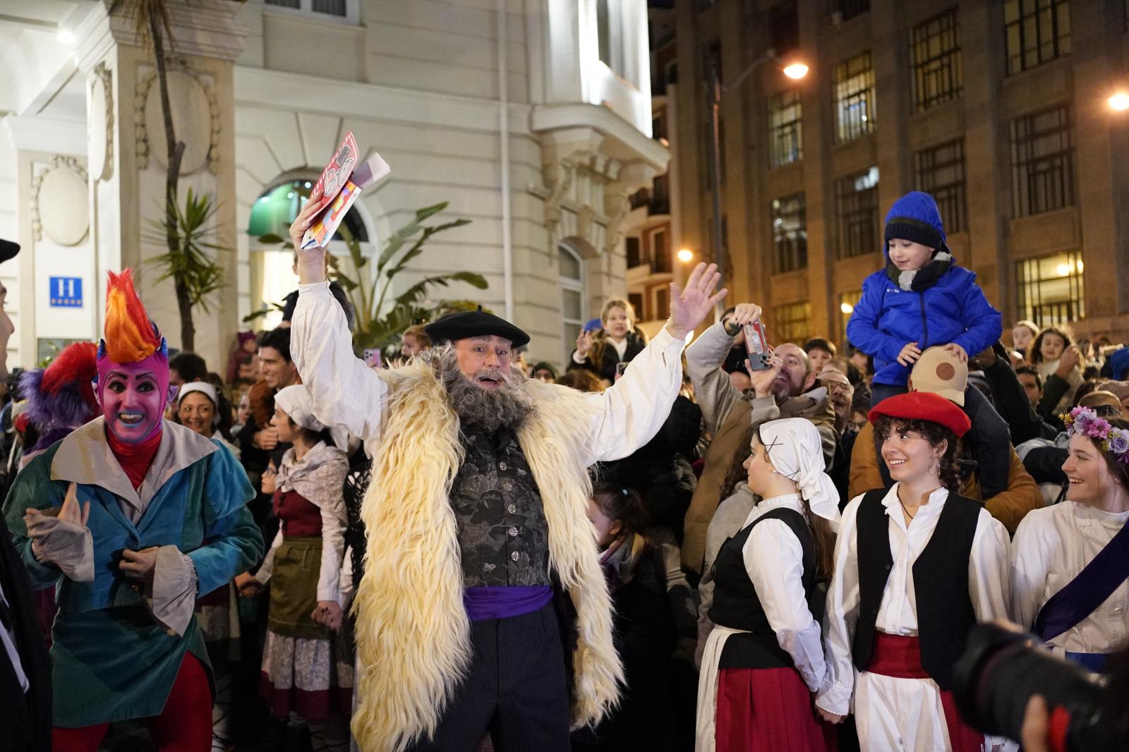 Olentzero y Mari Domingi ya desfilan por Bilbao