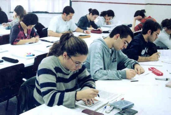 Jóvenes estudiando en la Biblioteca Municipal de Basauri.