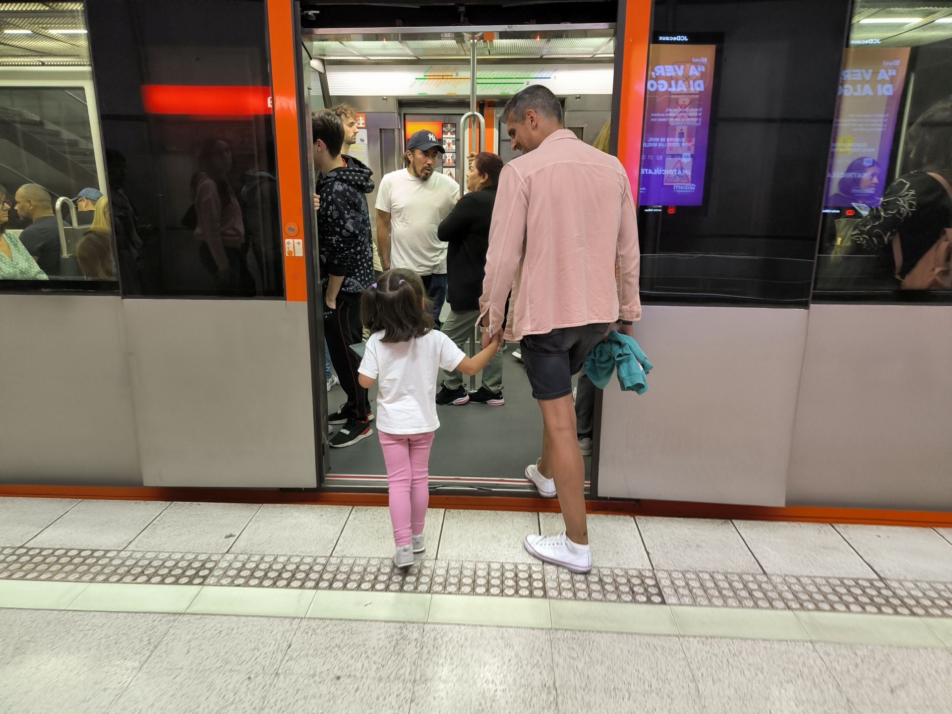Viajeros entrando en un vagón de Metro Bilbao