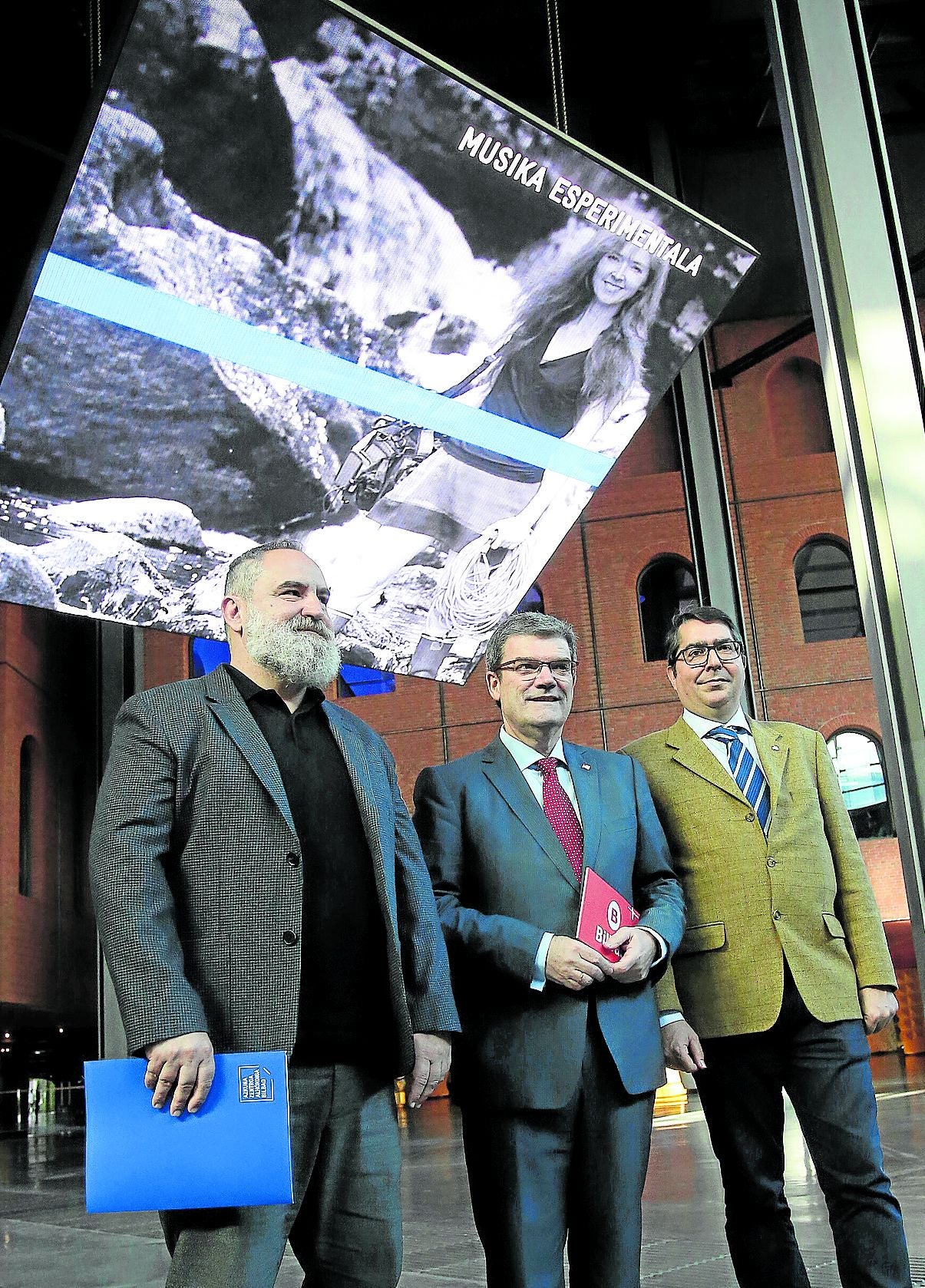 Fernando Pérez, Juan Mari Aburto y Gonzalo Olabarria, en Azkuna Zentroa en 2020.