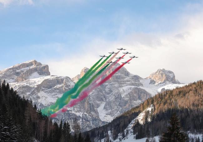 Ocho aviones dibujaron la bandera italiana antes del inicio de la prueba para regalar una foto espectacular en la estación de Alta Badia.